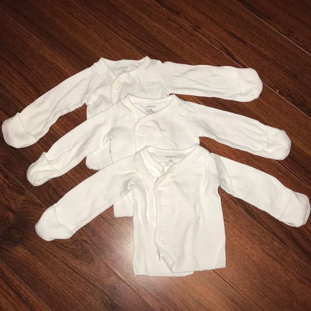 EUC👶🏼👚 CARTERS NEWBORN | white mittened shirts